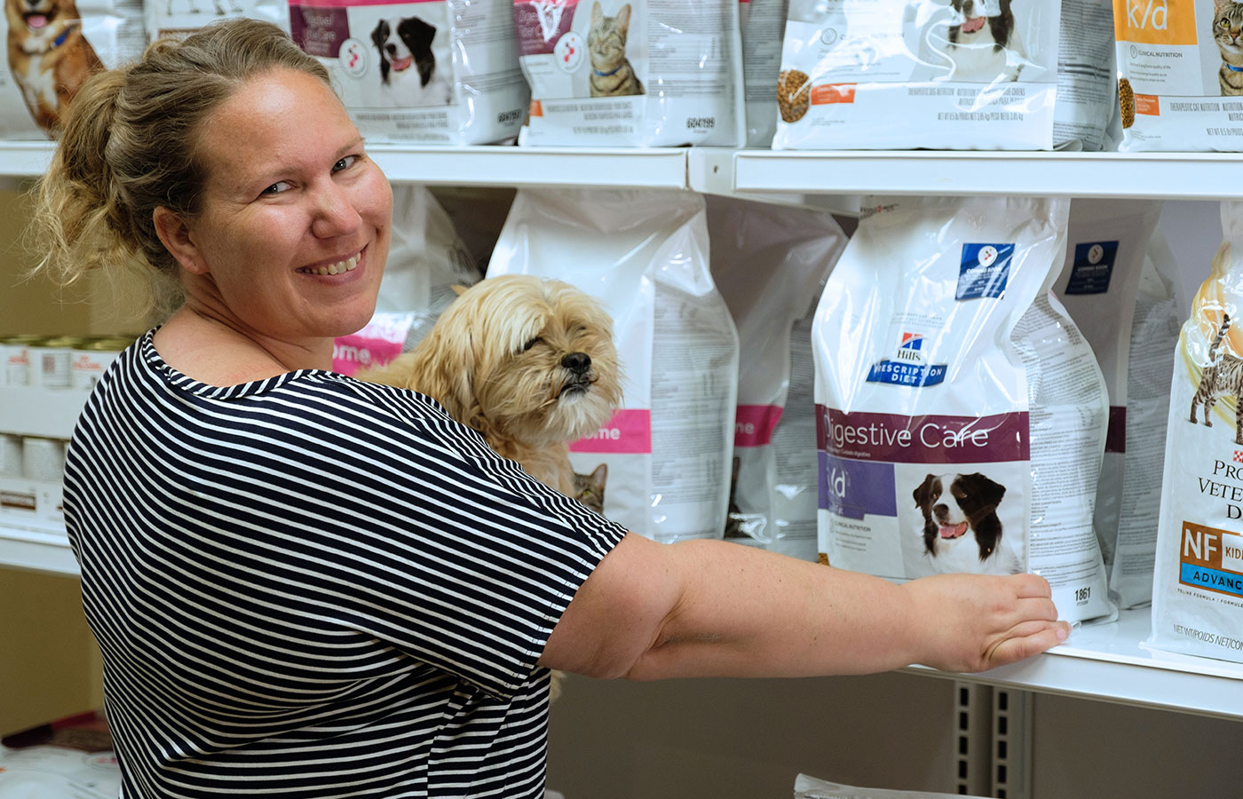 Veterinarian providing pet nutritional counseling and dietary guidance for dogs and cats